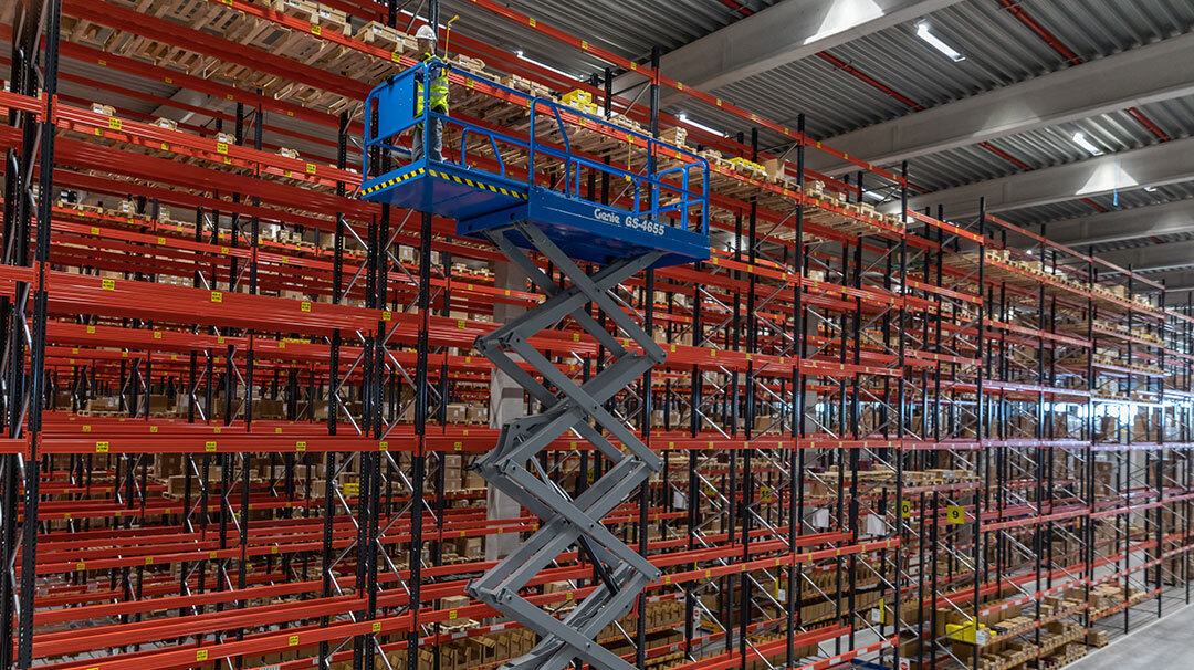 Optimized reach in endless aisles for warehouses